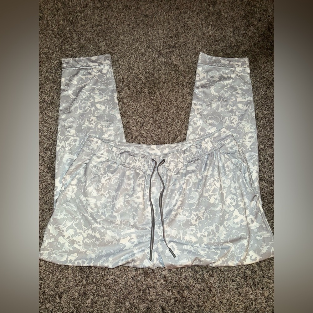 Women’s Lululemon Jet Crop (Slim) *Luxtreme
Fleur Sombre White Silver Fox Sz 4